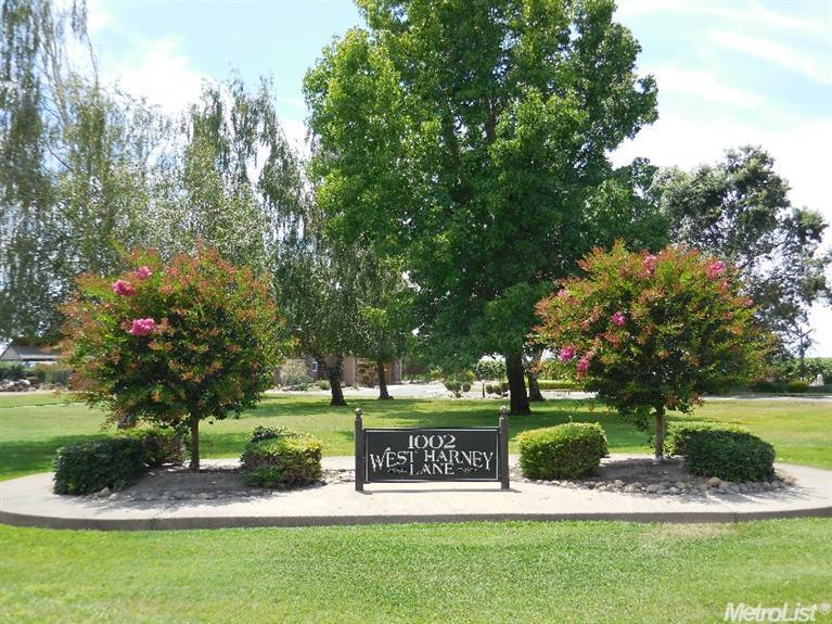 1002 W Harney Ln, Lodi, CA 95242 photo 2