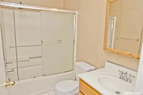 2090 Hyannis Cir, Manteca, CA 95336 photo 9