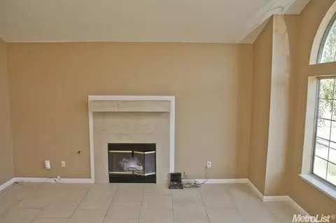 2090 Hyannis Cir, Manteca, CA 95336 photo 3