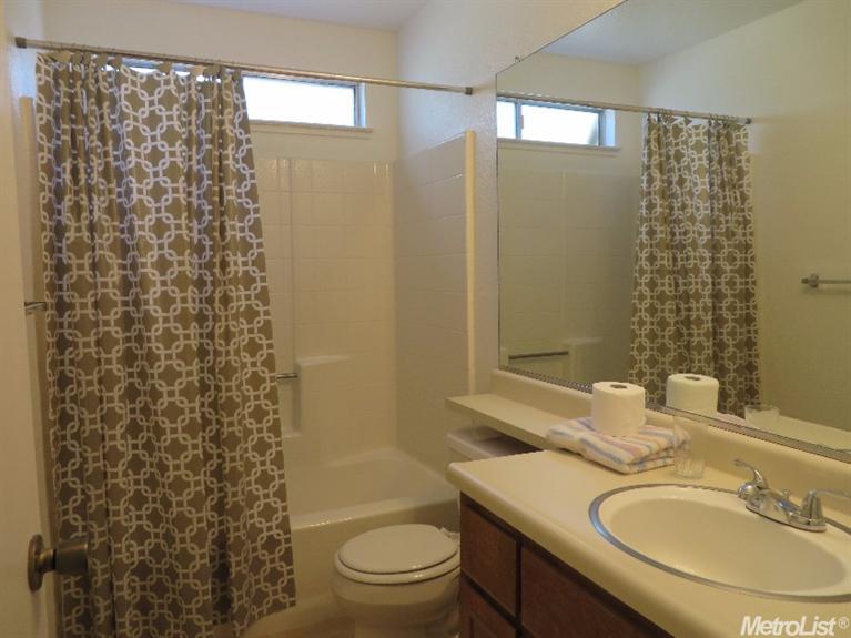 4040 Hennings Dr, Modesto, CA 95356 photo 4