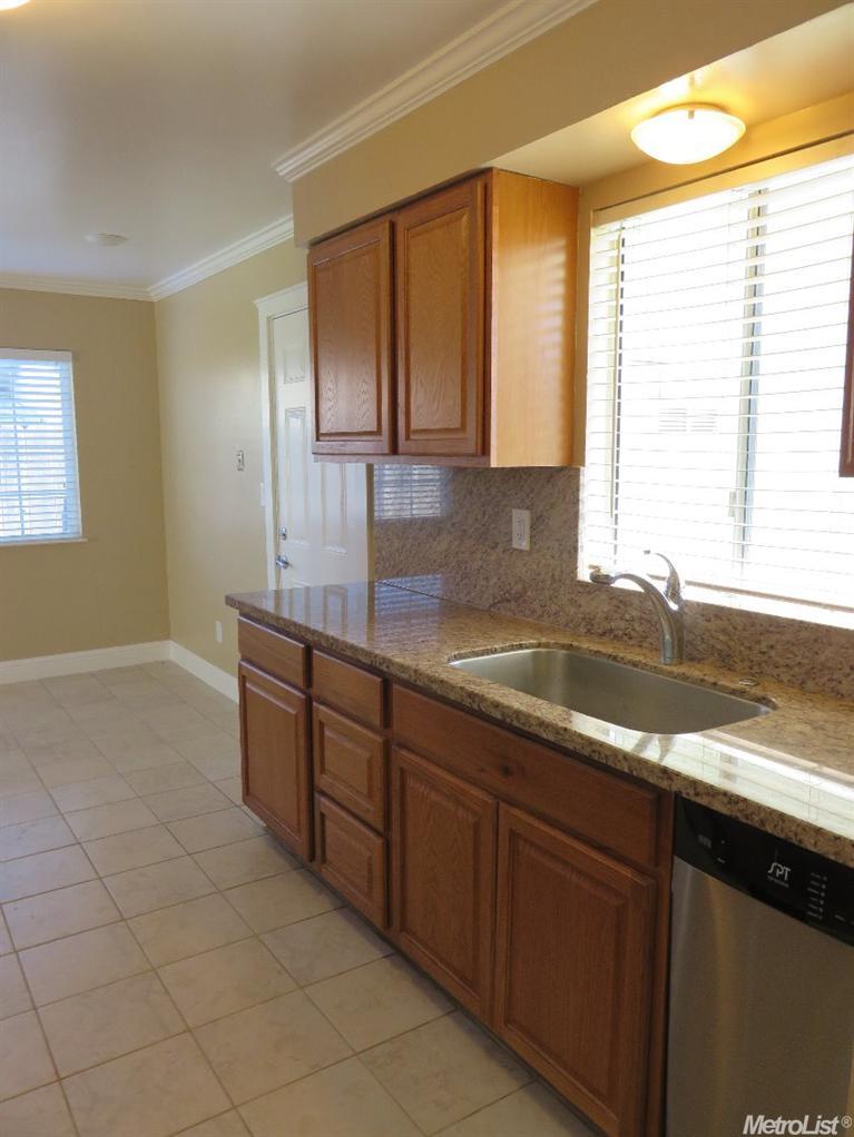 629 Cameron Way, Modesto, CA 95357 photo 2