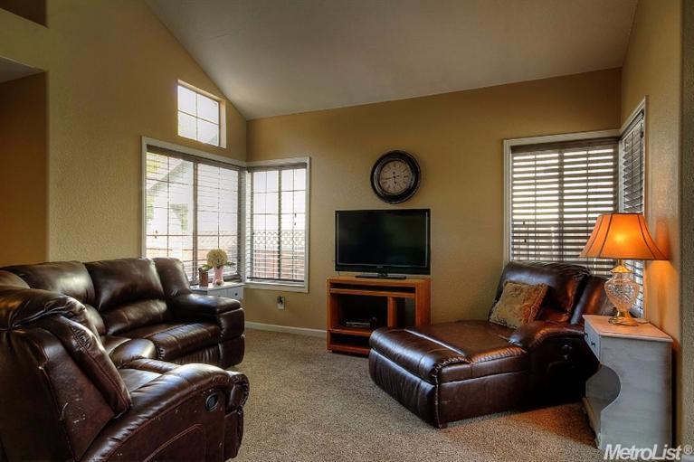 900 Menay Dr, Tracy, CA 95376 photo 3