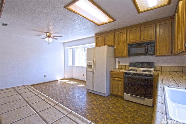 921 Chalone Dr, Modesto, CA 95358 photo 4