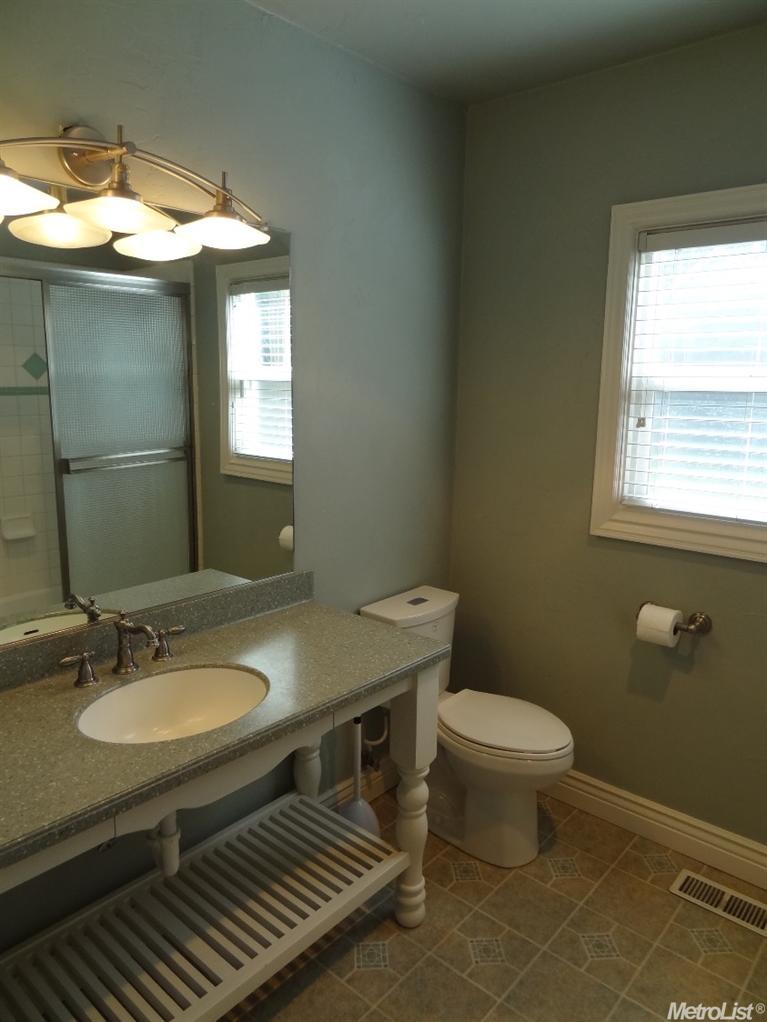 916 E Main St, Turlock, CA 95380 photo 9