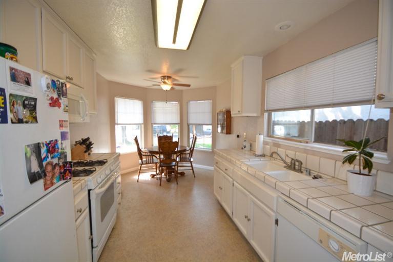 655 Jonquil Dr, Lathrop, CA 95330 photo 4