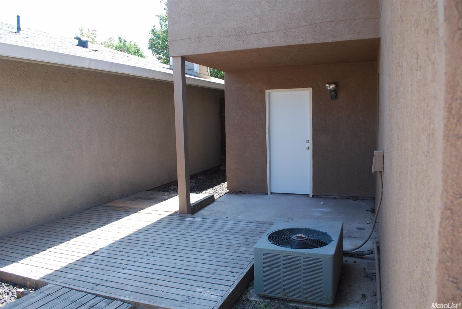 1129 Comanche Ct, Modesto, CA 95351 photo 2