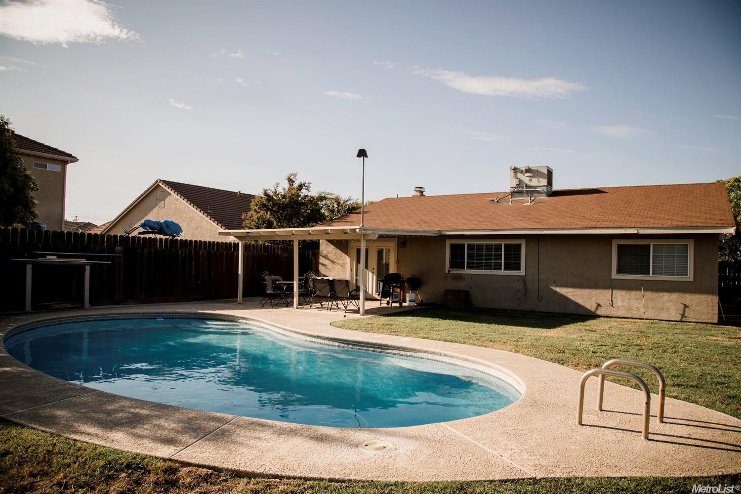 646 Blossom, Manteca, CA 95336 photo 2