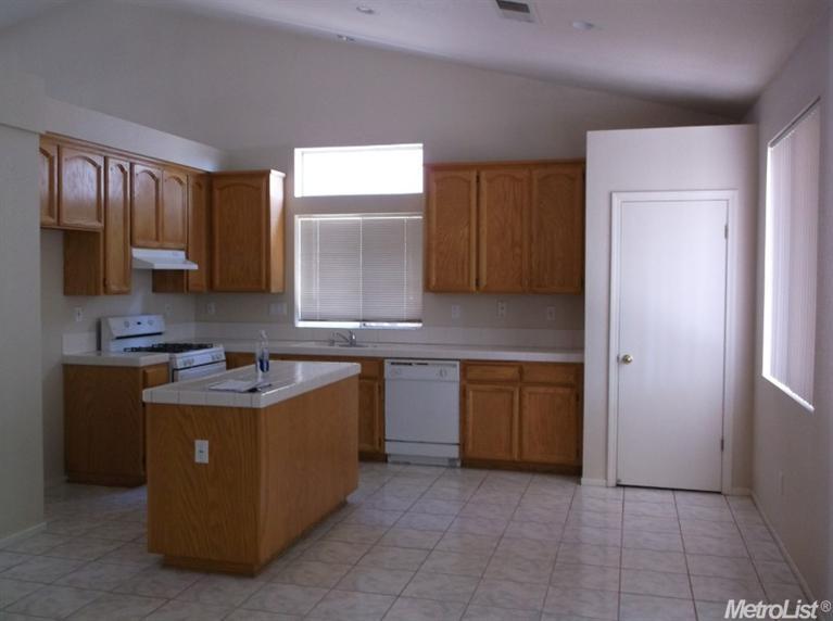 1728 W Laurelgrove Ln, Tracy, CA 95376 photo 2