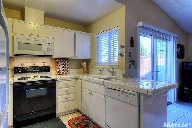 415 Yosemite Dr, Tracy, CA 95376 photo 2