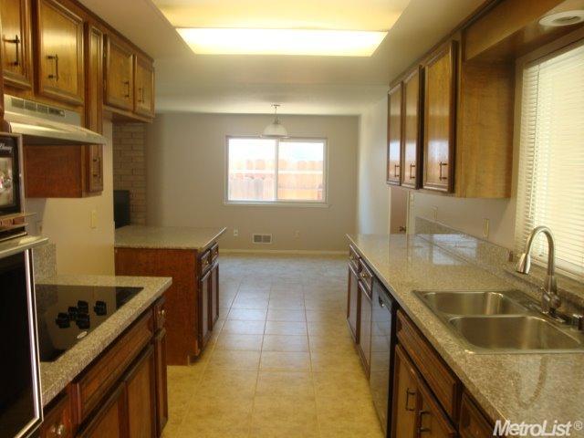 1521 Sylvan Meadows Dr, Modesto, CA 95355 photo 4