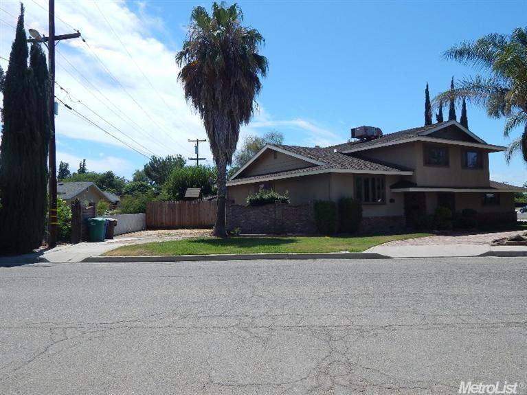 1402 R, Firebaugh, CA 93622 photo 1