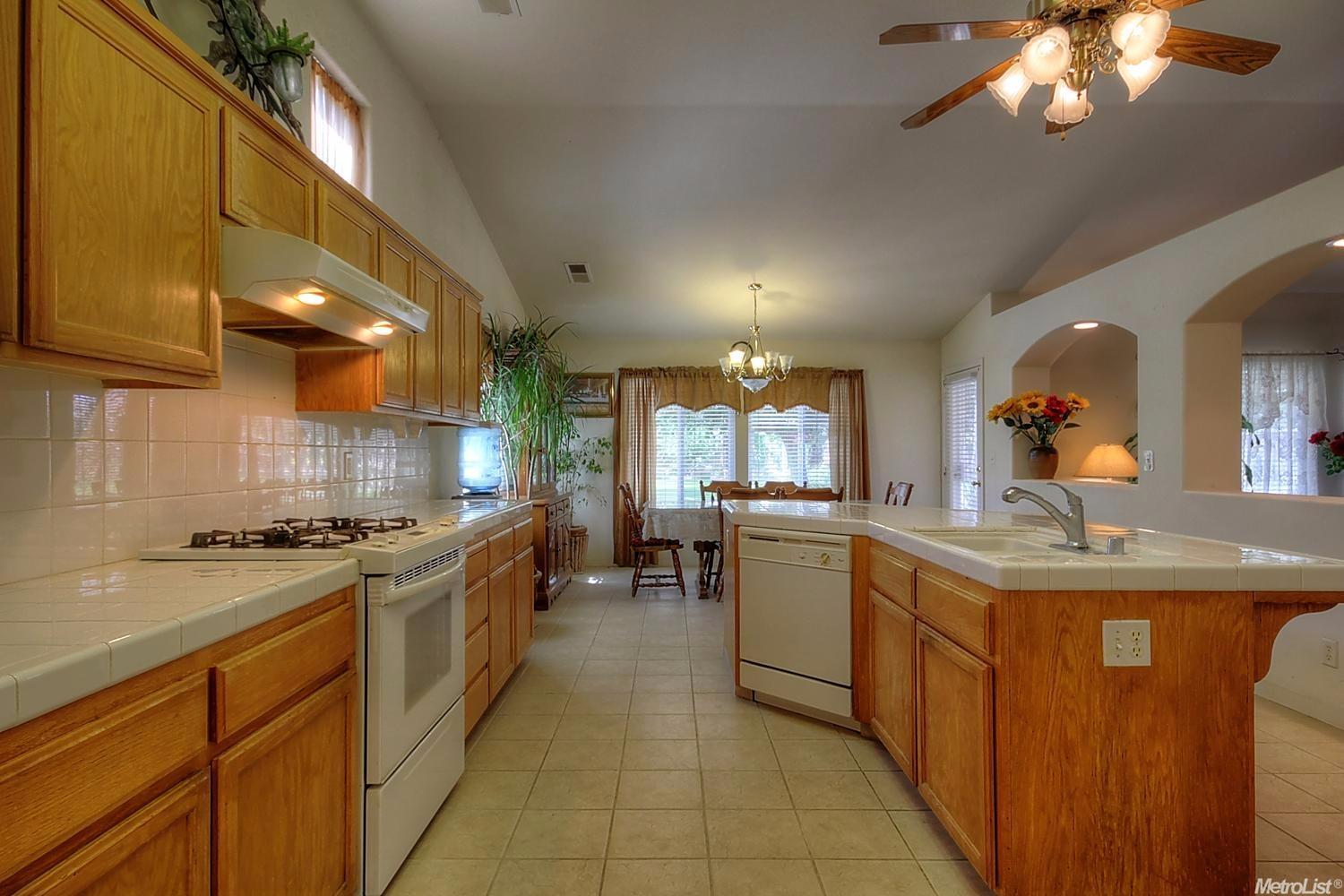 900 Imperial Dr, Madera, CA 93637 photo 4