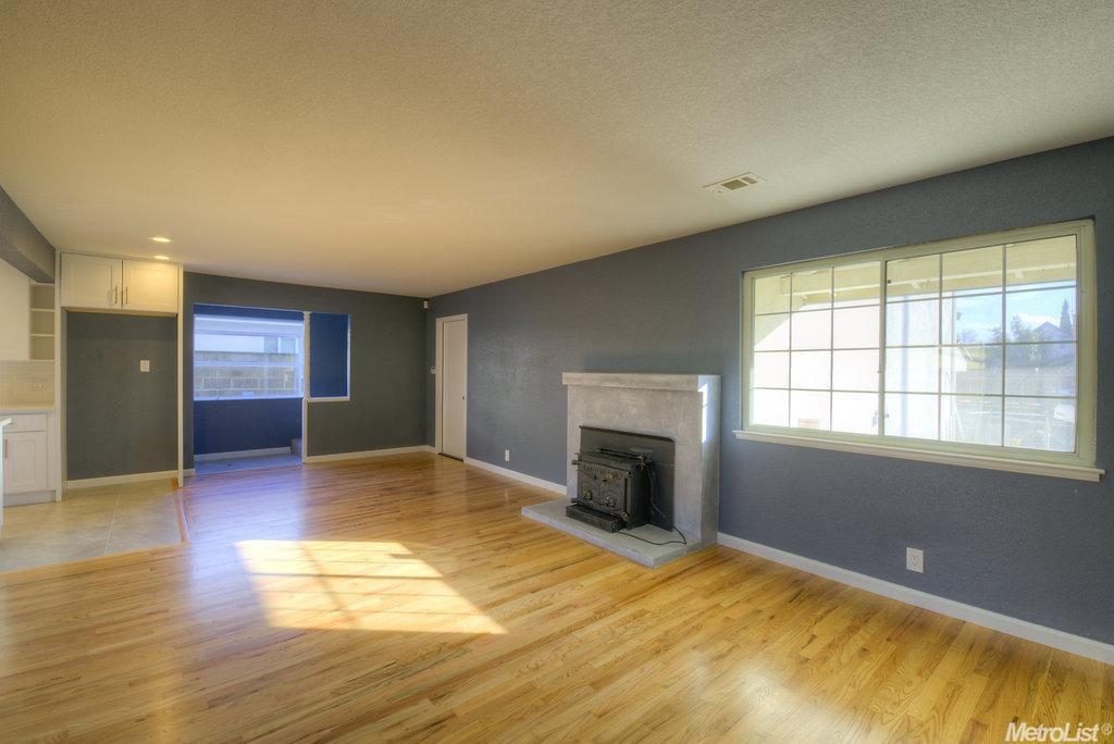 1061 Marion St, Manteca, CA 95337 photo 2