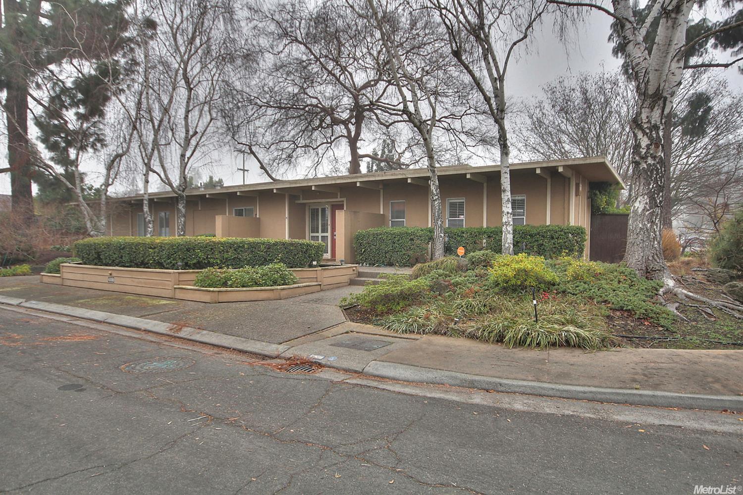 400 Robinhood Dr, Modesto, CA 95350 photo 1