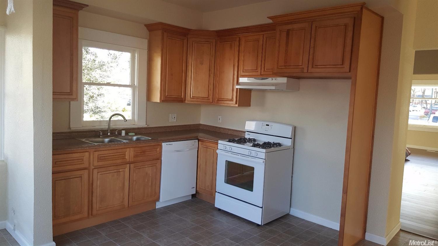 151 E 10th St, Tracy, CA 95376 photo 3