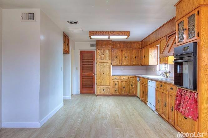 1111 E North St, Manteca, CA 95336 photo 9