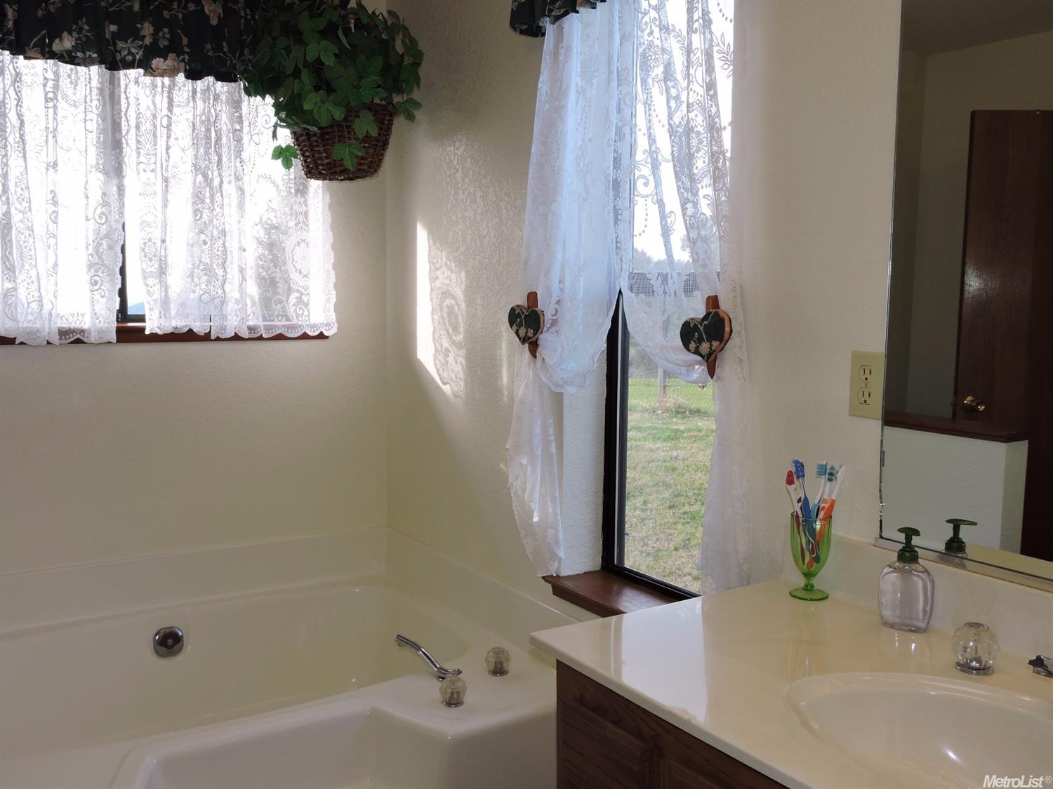 8522 Memory Ln, Auburn, CA 95603 photo 2