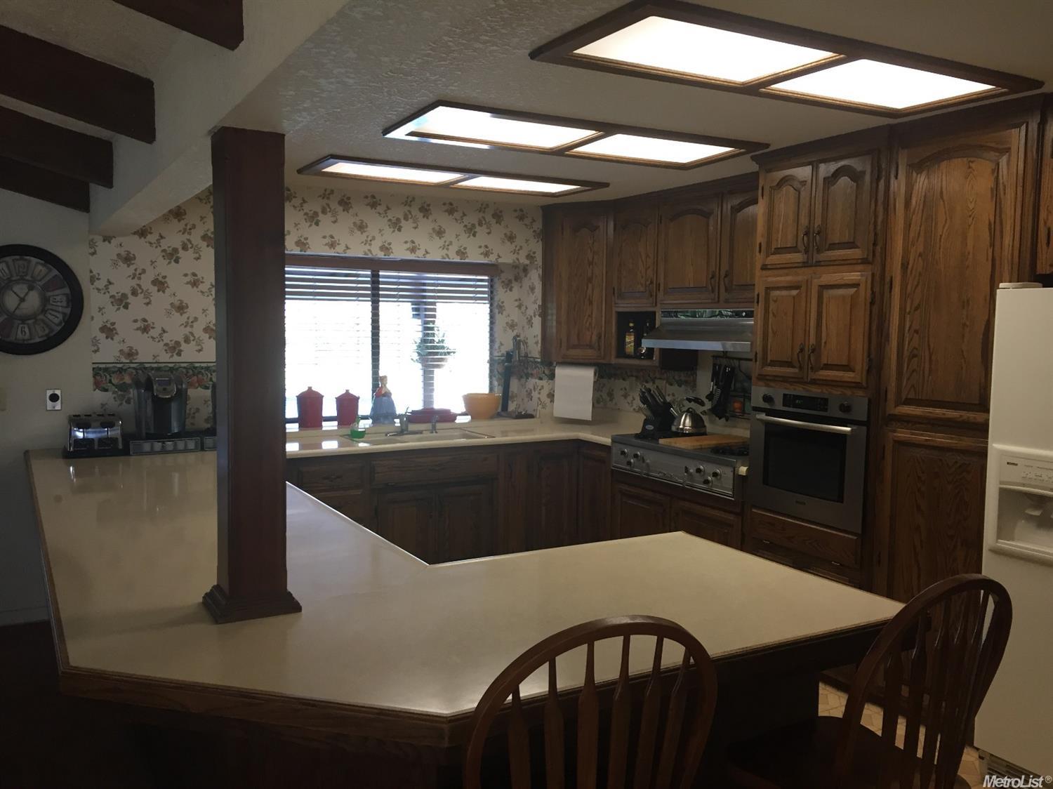 1409 Oakridge Ct, Modesto, CA 95351 photo 2