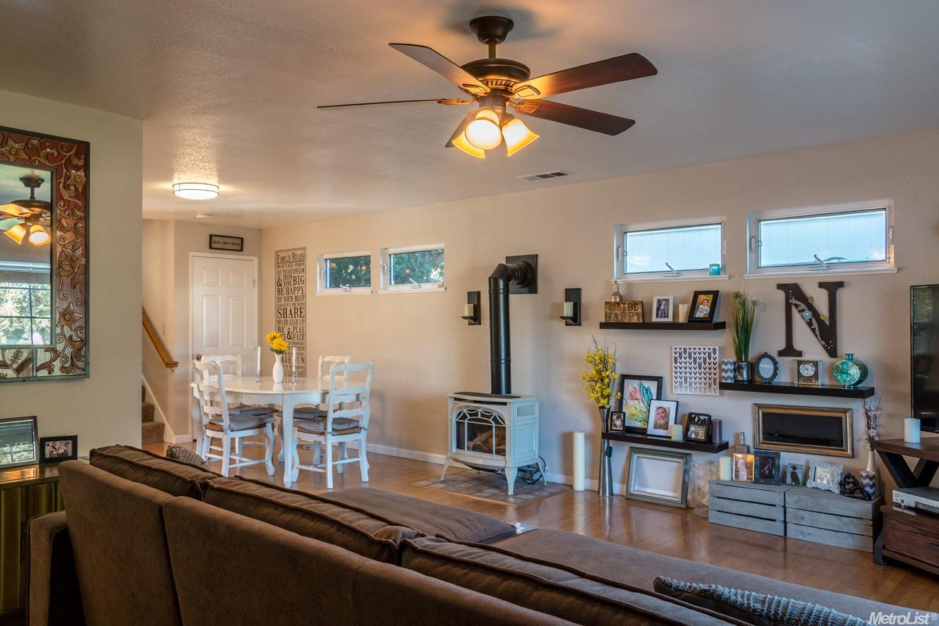 1424 Jennifer St, Ripon, CA 95366 photo 3