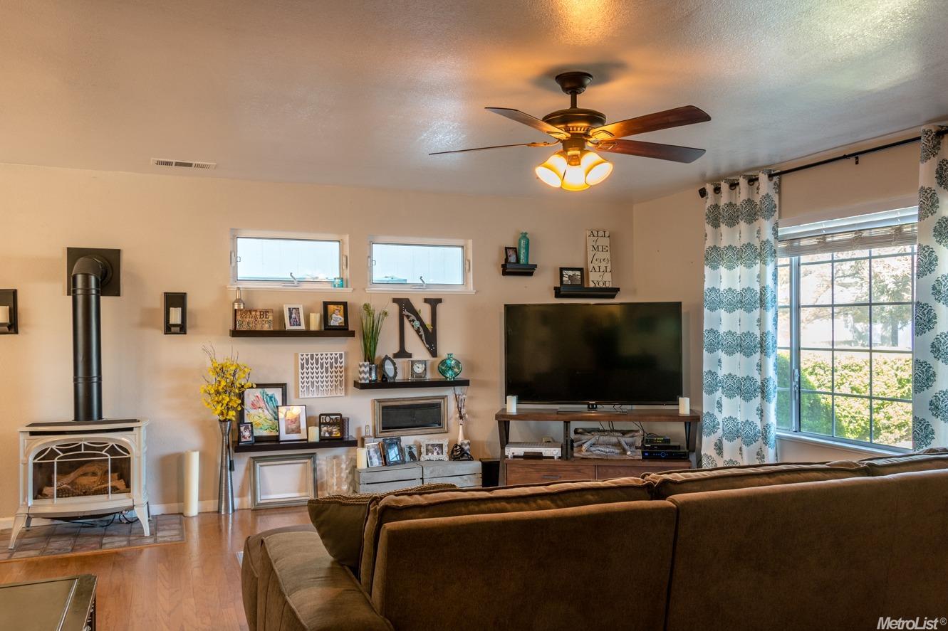 1424 Jennifer St, Ripon, CA 95366 photo 5