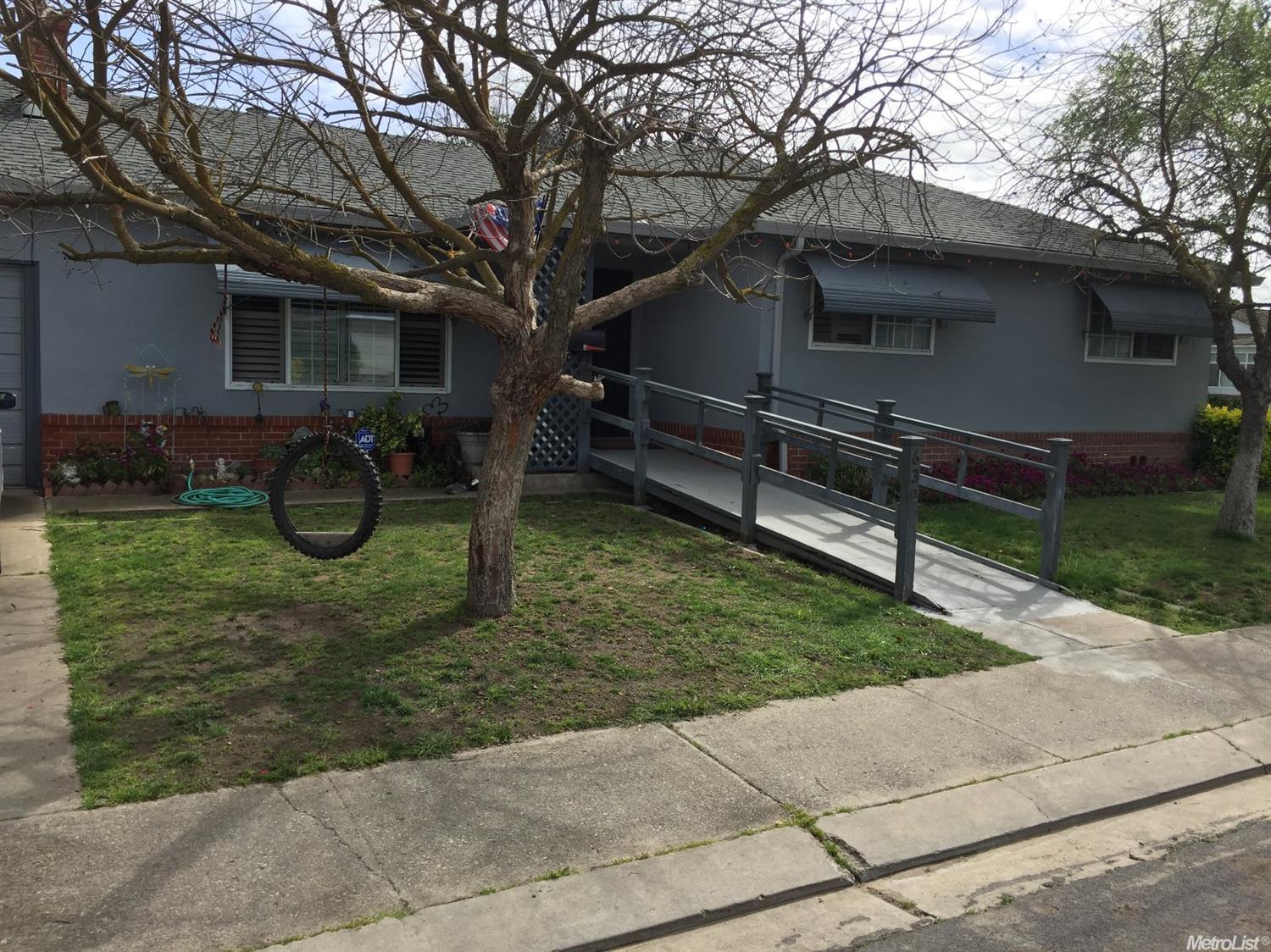 630 Park Ave, Manteca, CA 95337 photo 2