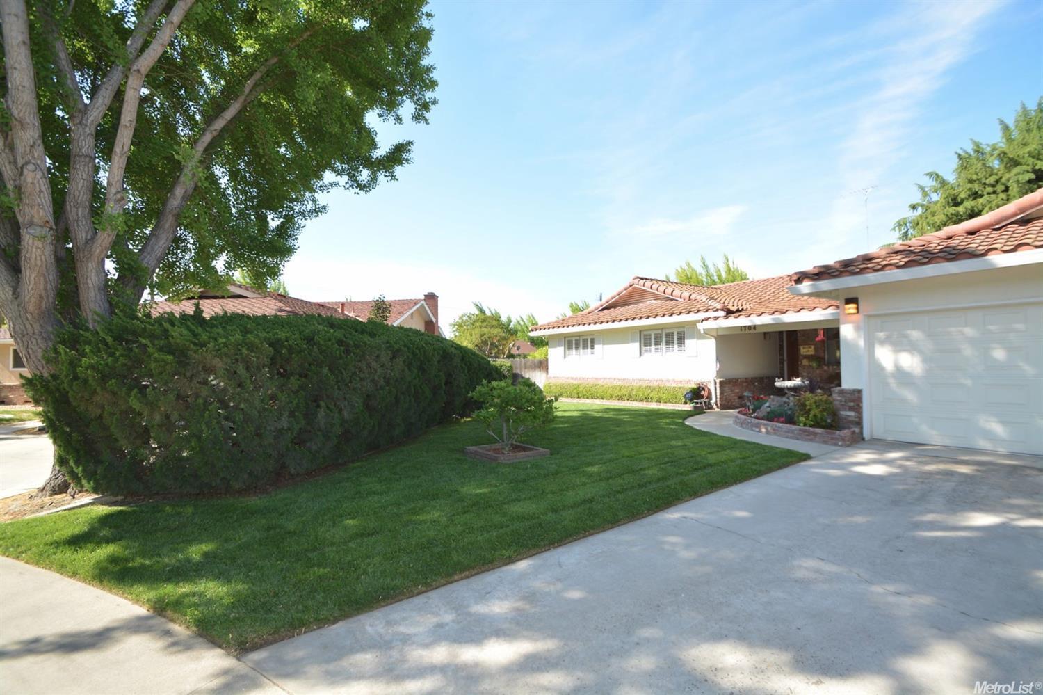 1704 Iris Ct, Modesto, CA 95355 photo 2