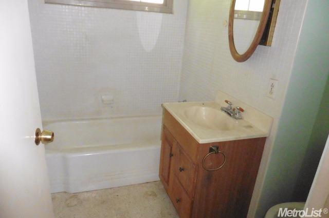 1711 W Pine St, Lodi, CA 95242 photo 4