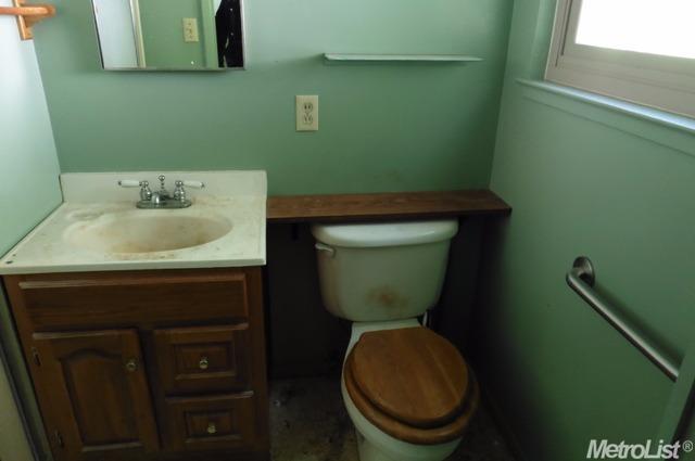 1711 W Pine St, Lodi, CA 95242 photo 8