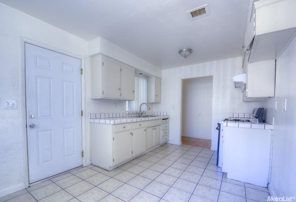 1013 Mock Ave, Modesto, CA 95351 photo 2