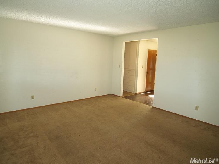 2807 Warwick Ln, Modesto, CA 95350 photo 4
