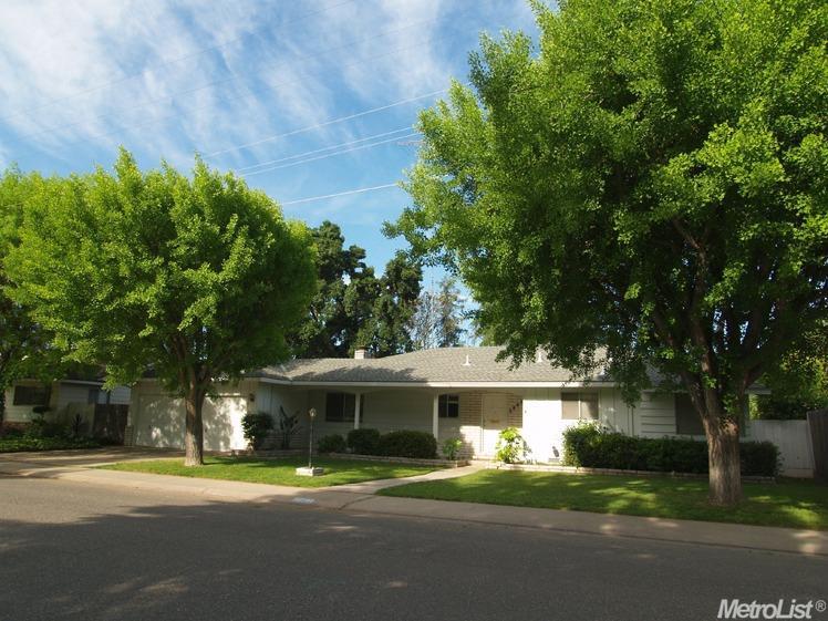 2807 Warwick Ln, Modesto, CA 95350 photo 2