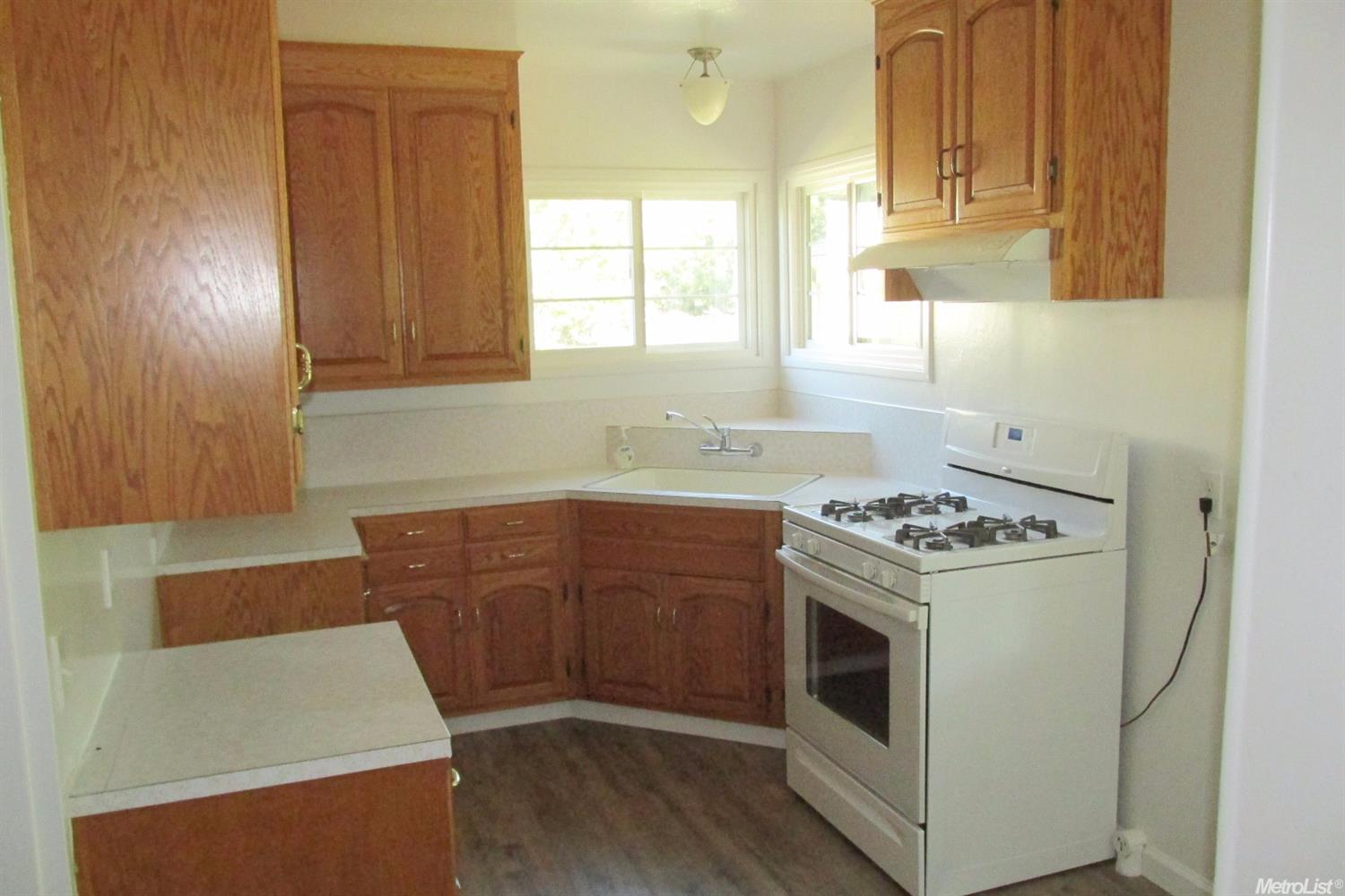 2028 Dora St, Modesto, CA 95354 photo 2