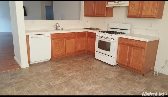1111 Kestrel Dr, Patterson, CA 95363 photo 2