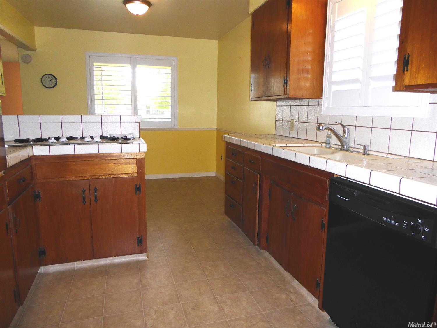 733 S School St, Lodi, CA 95240 photo 6