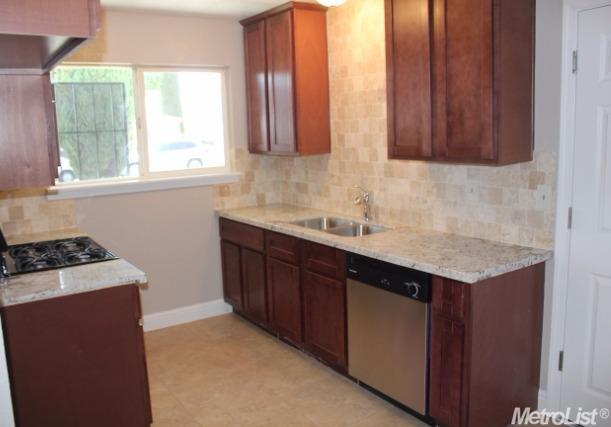 525 Somoa Ln, Lathrop, CA 95330 photo 2