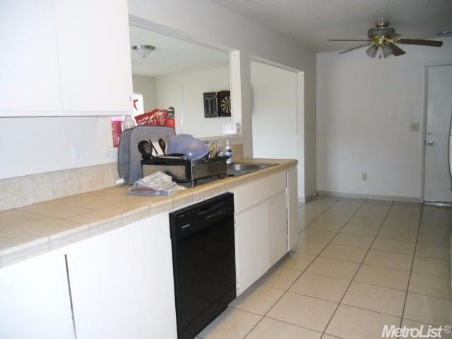 617 Periwinkle Dr, Patterson, CA 95363 photo 2