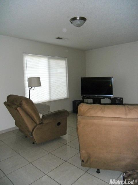 617 Periwinkle Dr, Patterson, CA 95363 photo 3