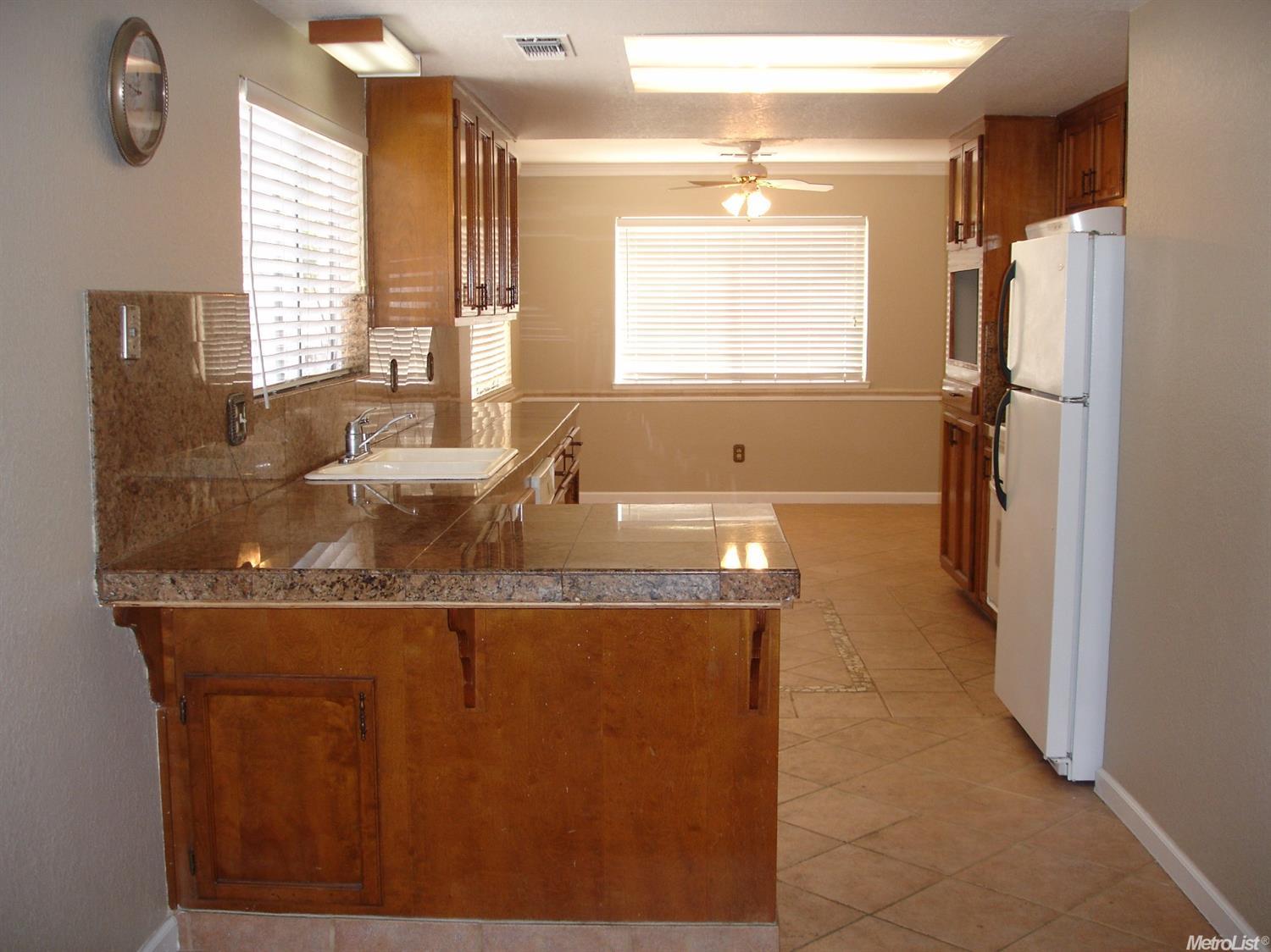 3937 Sparrow Ct, Modesto, CA 95356 photo 2