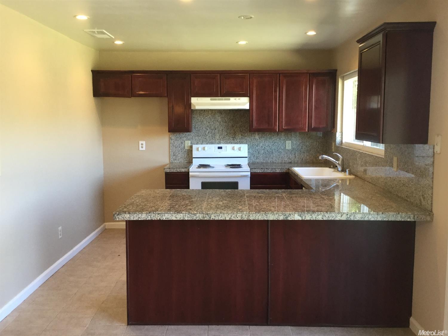 2029 Forest Ln, Manteca, CA 95336 photo 2