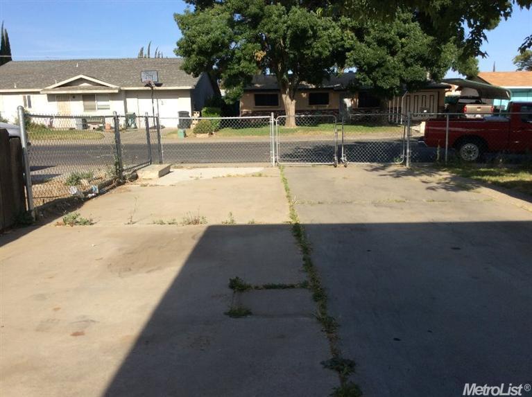 609 Summit Ct, Modesto, CA 95357 photo 2