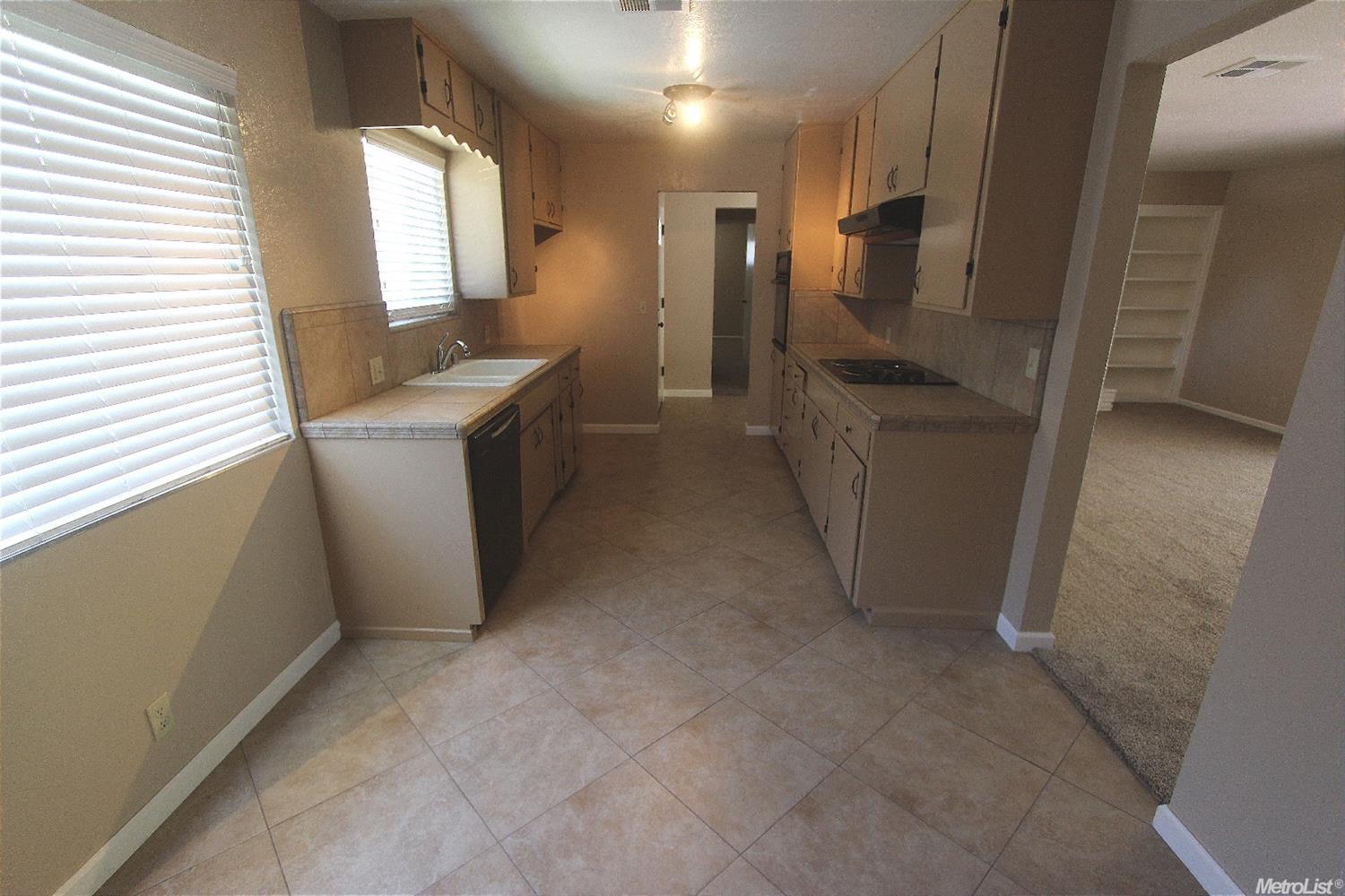 1217 Multnomah Dr, Modesto, CA 95350 photo 4