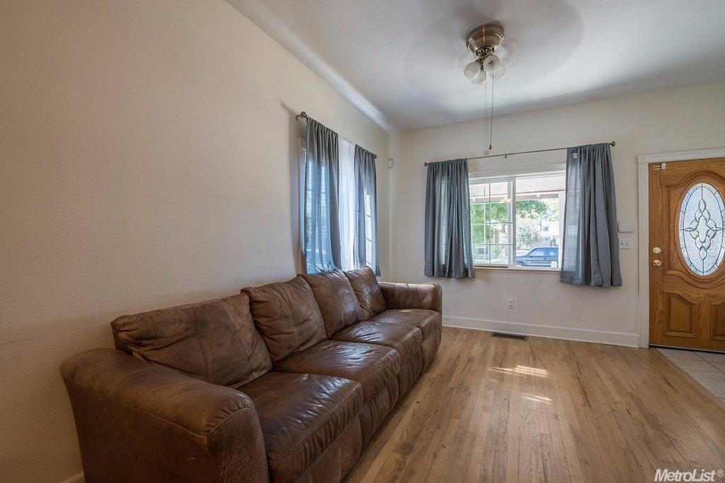 489 W Olive Ave, Turlock, CA 95380 photo 2