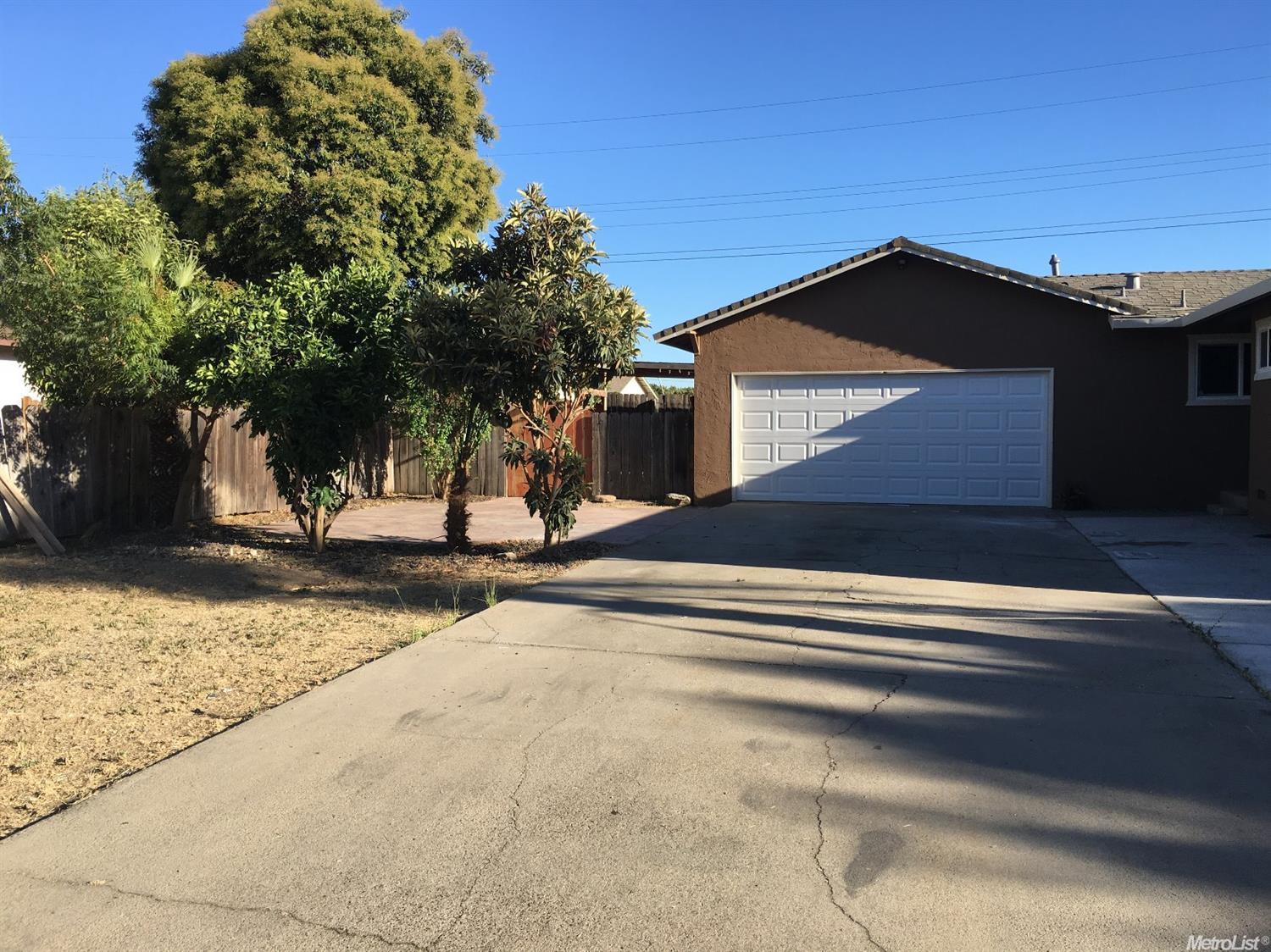1608 Couchman Ln, Modesto, CA 95355 photo 2