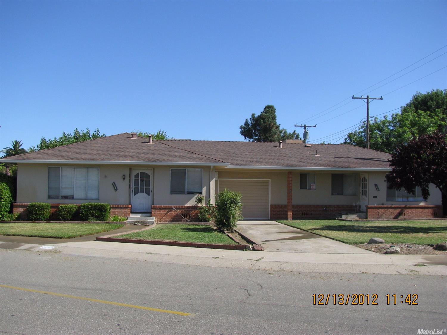 1719 W Pine St, Lodi, CA 95242 photo 1