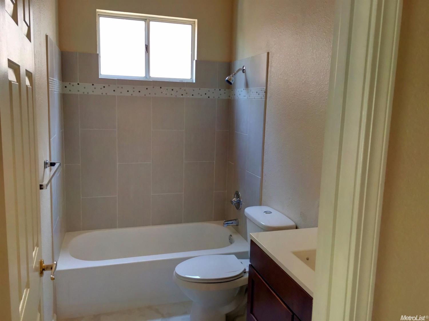 580 Krider Ct, Tracy, CA 95376 photo 2