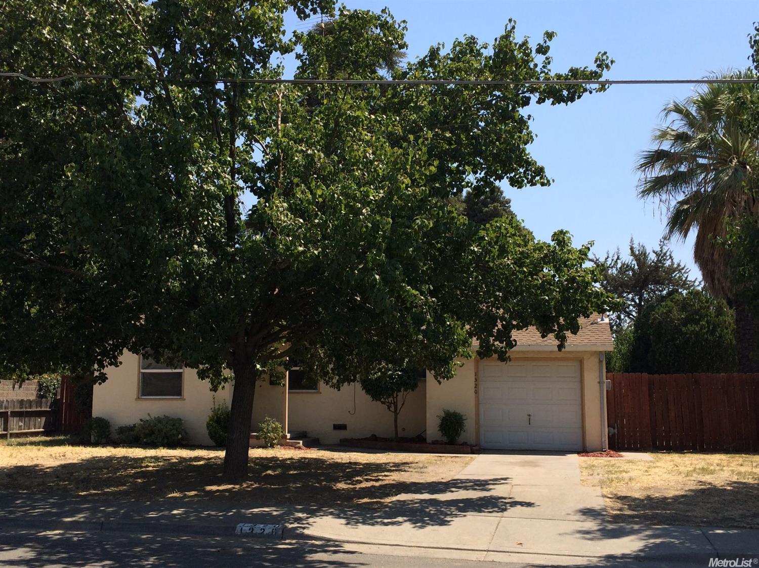 1320 F St, Livingston, CA 95334 photo 1