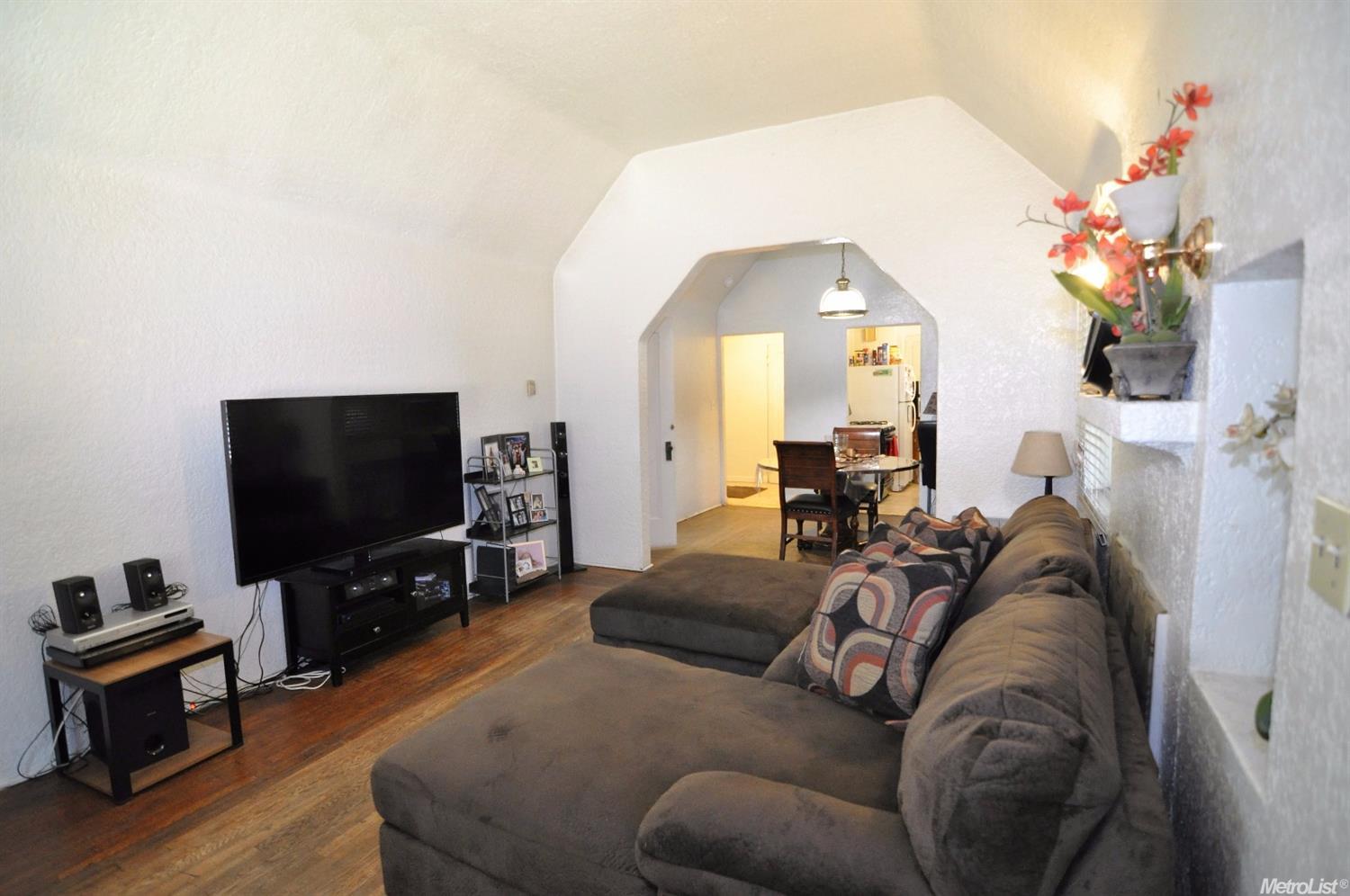 942 E Main St, Turlock, CA 95380 photo 3