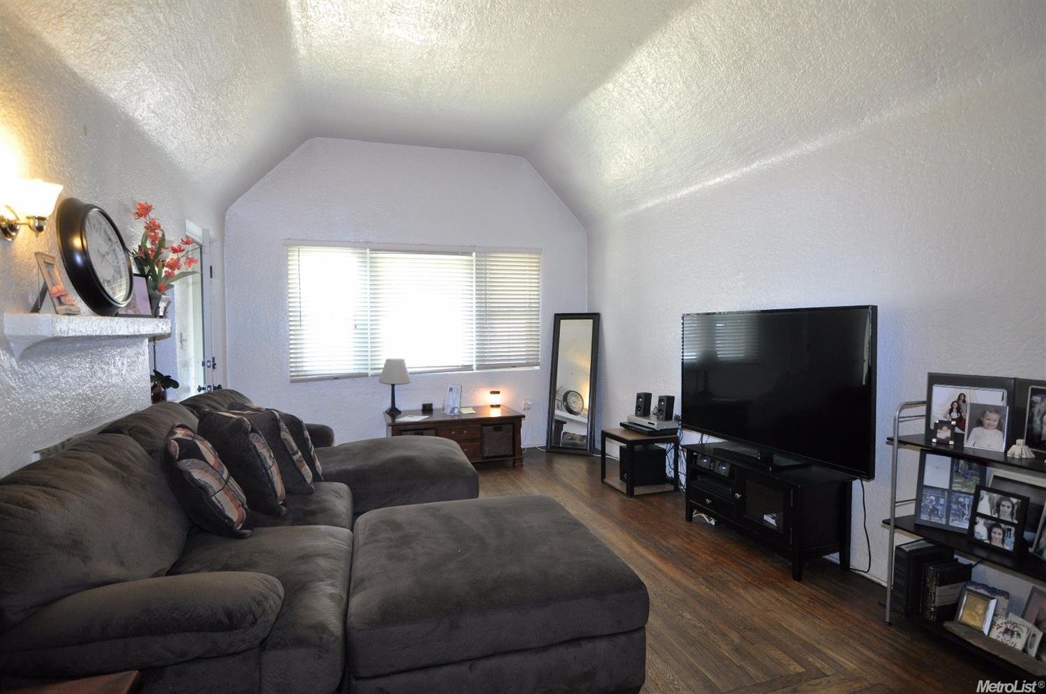 942 E Main St, Turlock, CA 95380 photo 4