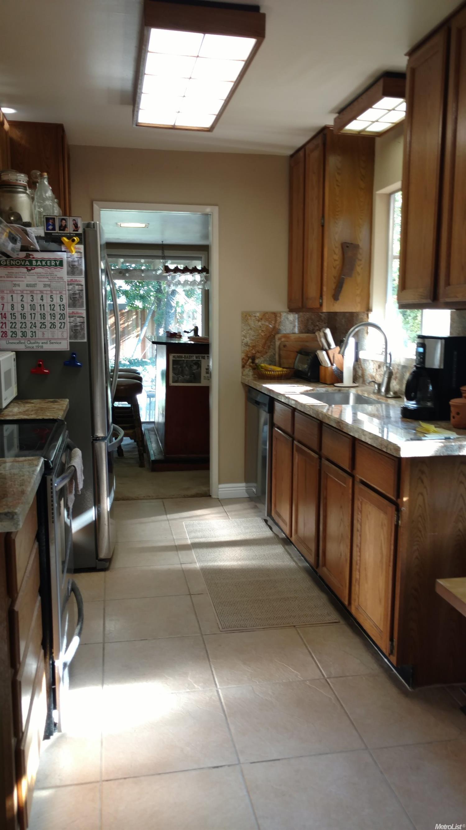338 E Yorkshire Dr, Stockton, CA 95207 photo 2