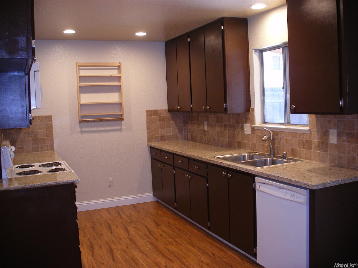 1420 W Kavanagh Ave, Tracy, CA 95376 photo 2